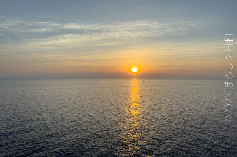 船室から見る夕日